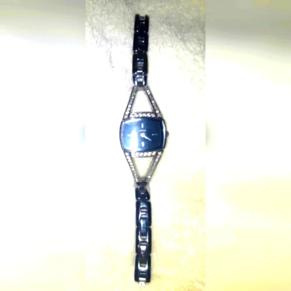 🆕️Vtg🎀❔️Guess❔️🎀 Classy Ladies Rhinestone Watch⌚️ - Picture 3 of 5